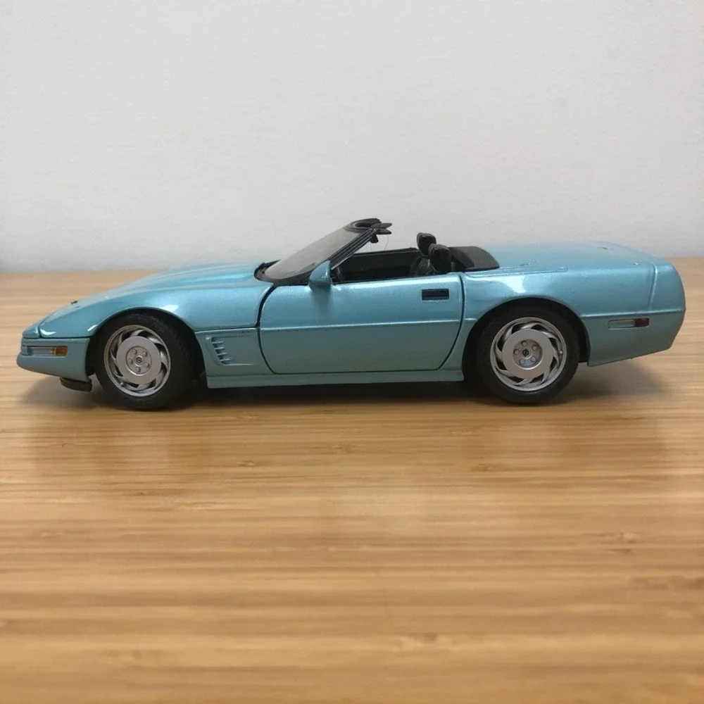 Maisto Chevrolet Corvette C4 Convertible 1/18 Scale Light Blue Diecast Model Car